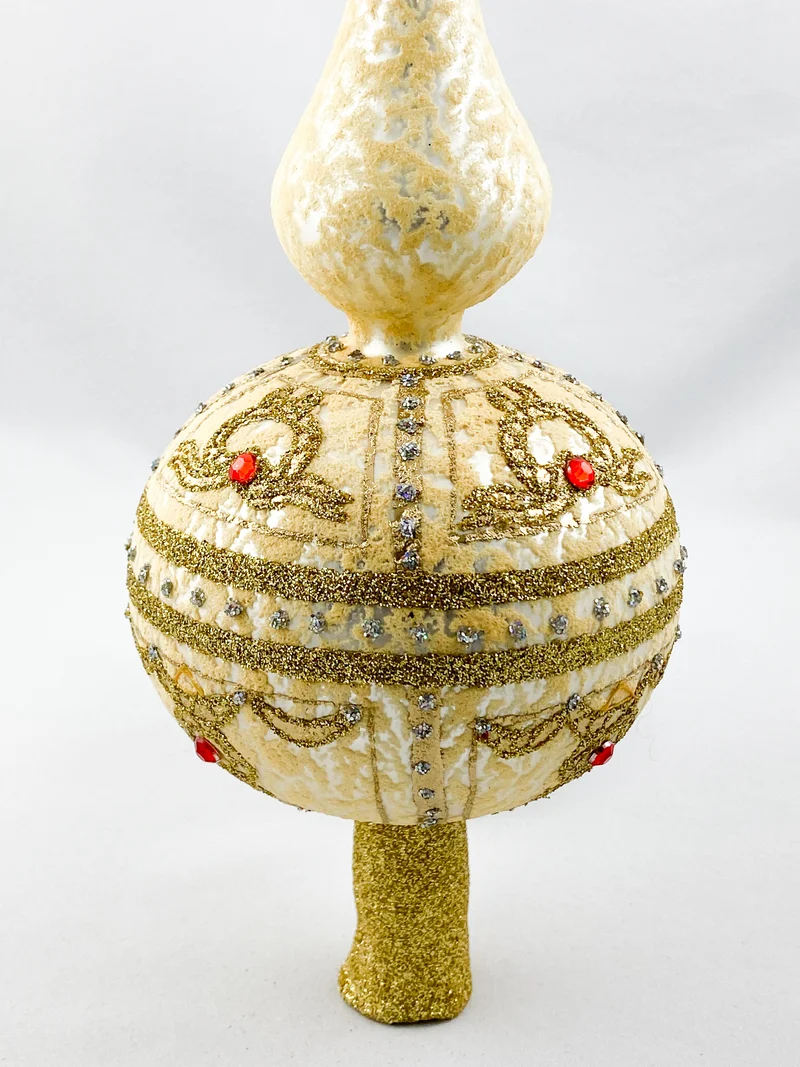 Gold cremefarbene Christbaumspitze im feinen Empirestil mit roten Schmucksteinen