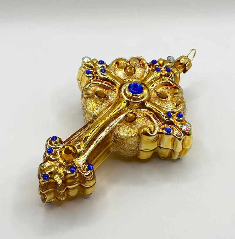 Kreuz goldfarben mit blauen und goldenen Schmucksteinen