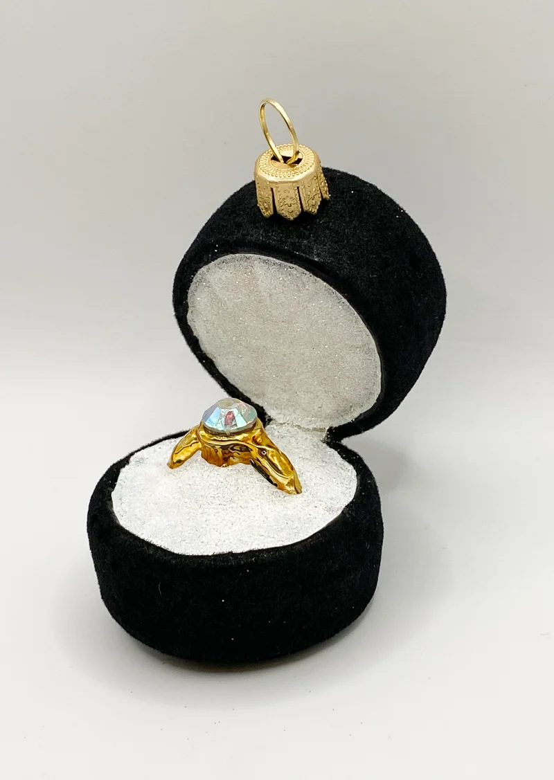 Ring in schwarzer Schmuckbox