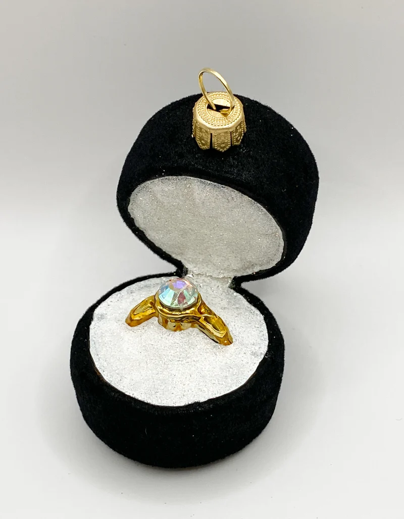 Ring in schwarzer Schmuckbox