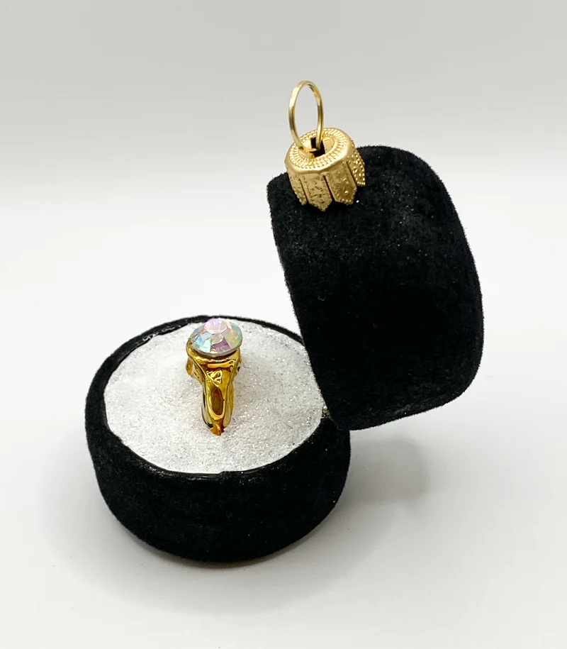 Ring in schwarzer Schmuckbox