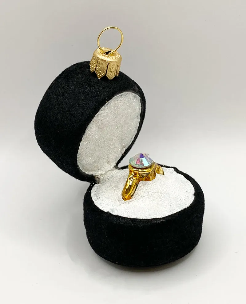 Ring in schwarzer Schmuckbox