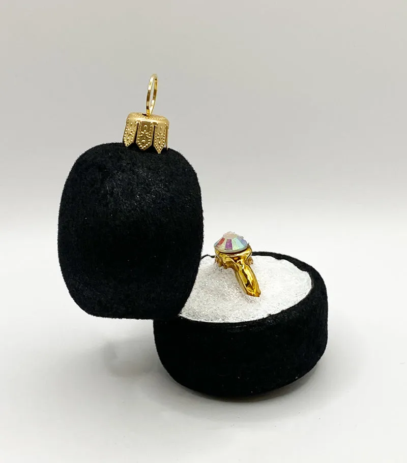 Ring in schwarzer Schmuckbox