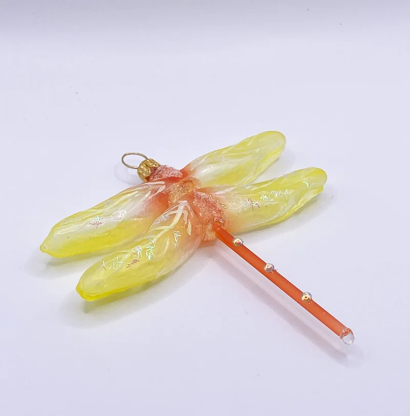 Libelle mit gelben Flügeln