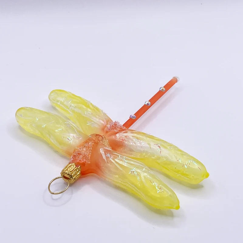 Libelle mit gelben Flügeln