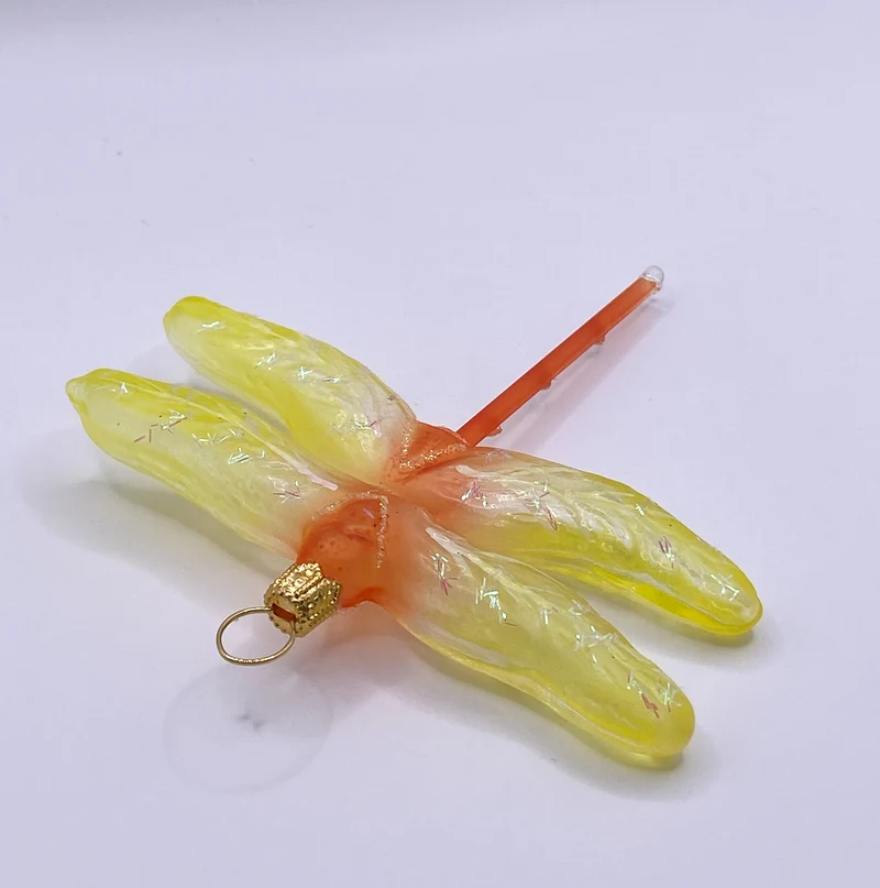 Libelle mit gelben Flügeln