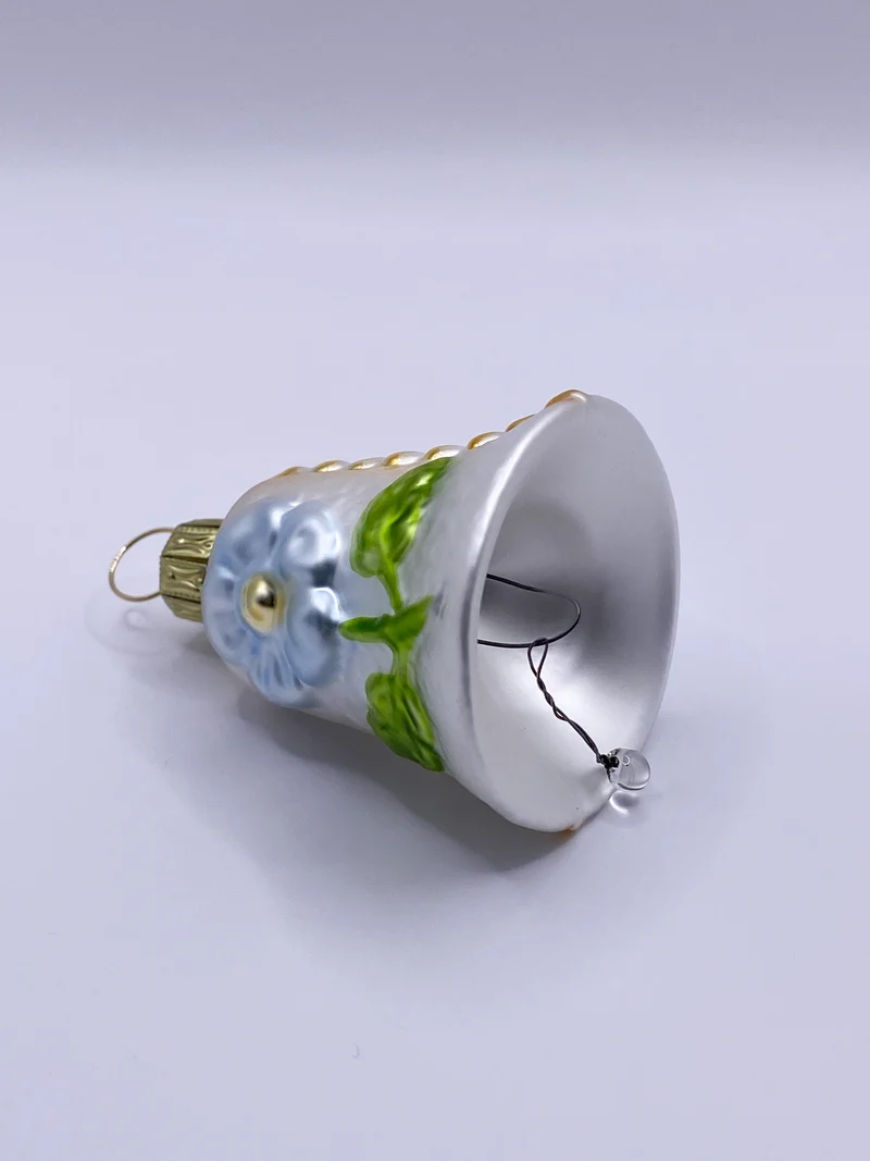 Weisses Weihnachts-Glöckchen mit hellblauer Blüte