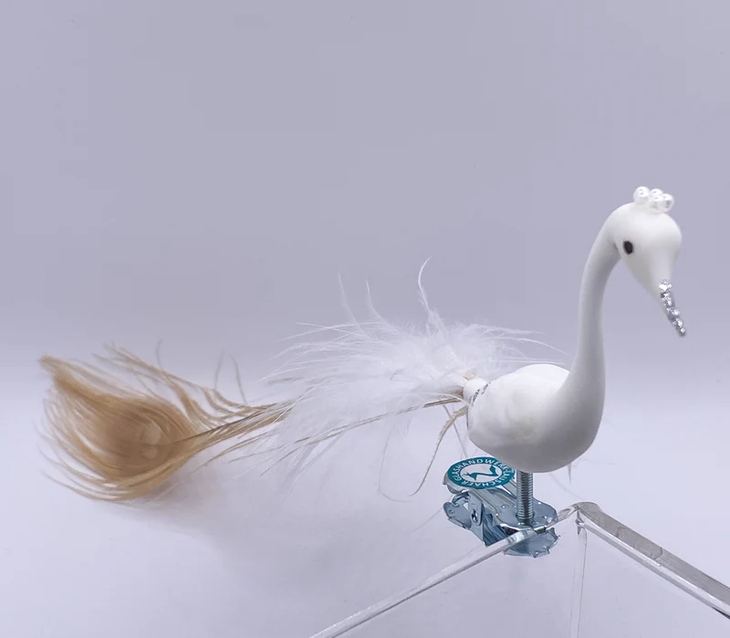 Stilisierter weisser Pfau mit hellbrauner Pfauenfeder