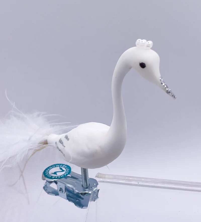 Stilisierter weisser Pfau mit hellbrauner Pfauenfeder