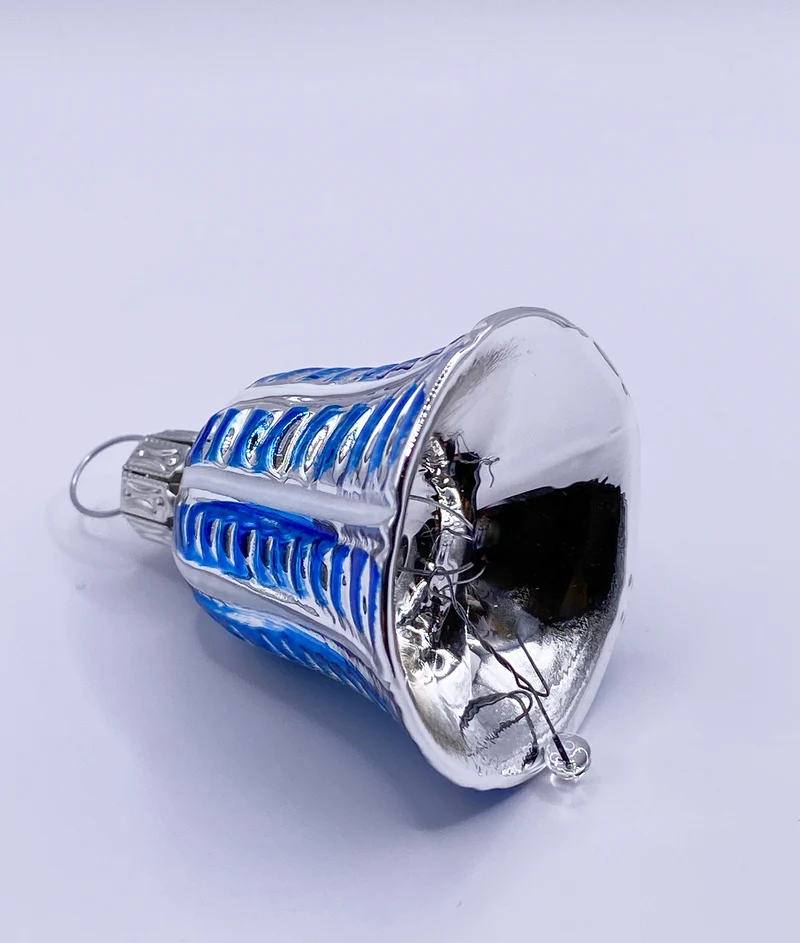 Silbernes Weihnachts-Glöckchen mit blauen Streifen