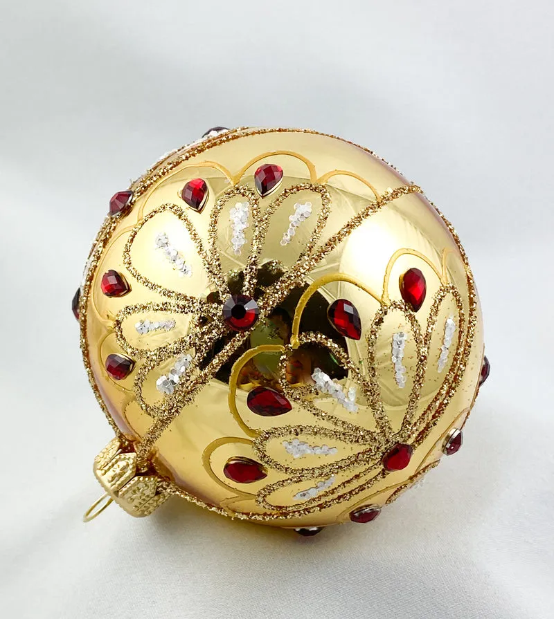 Kugel gold mit vielen roten Steinen