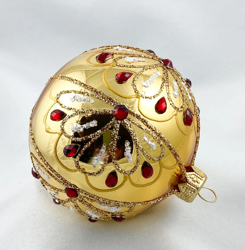 Kugel gold mit vielen roten Steinen