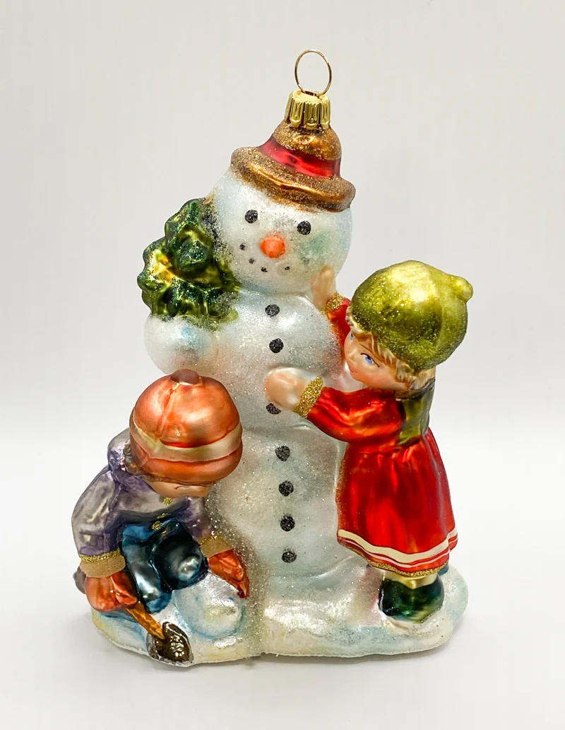 Die Kinder haben viel Spass beim Schneemann bauen, KOMOZJA MOSTOWSKI