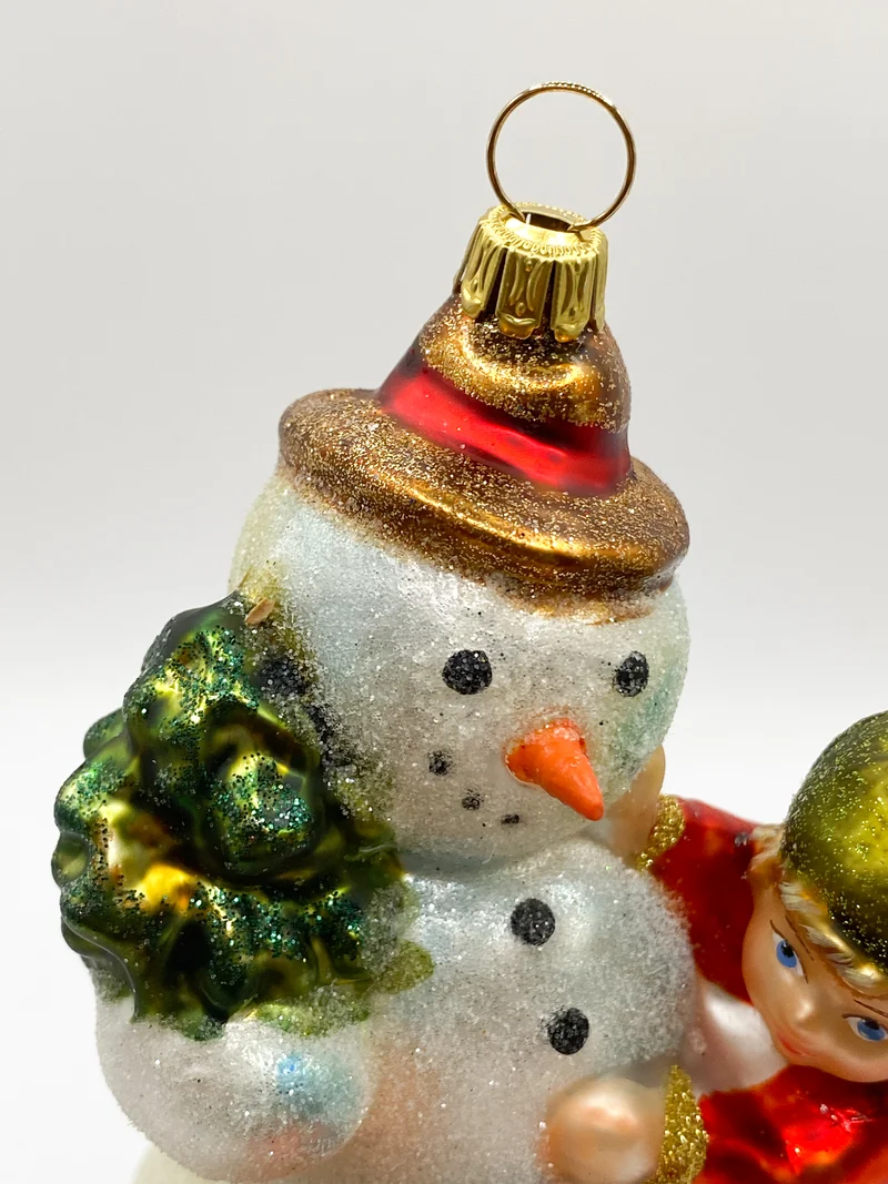 Die Kinder haben viel Spass beim Schneemann bauen, KOMOZJA MOSTOWSKI