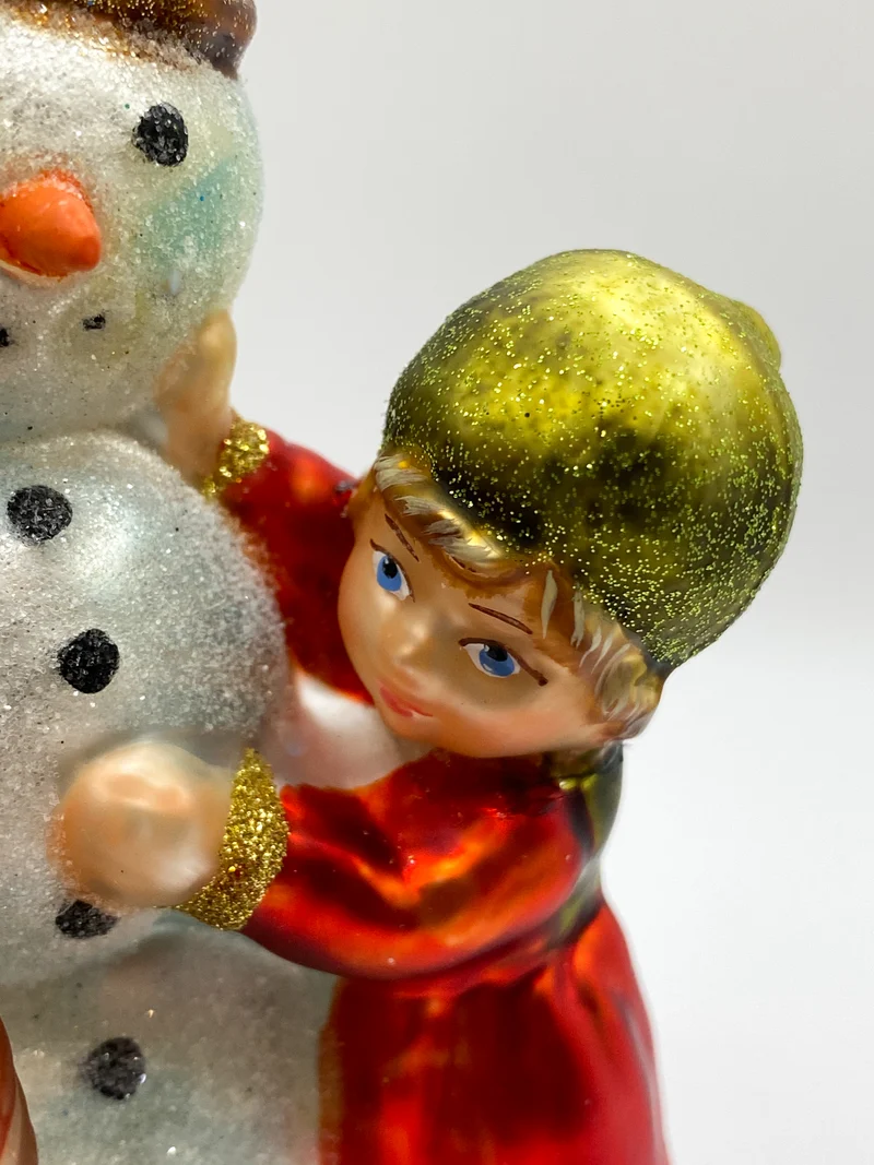 Die Kinder haben viel Spass beim Schneemann bauen, KOMOZJA MOSTOWSKI
