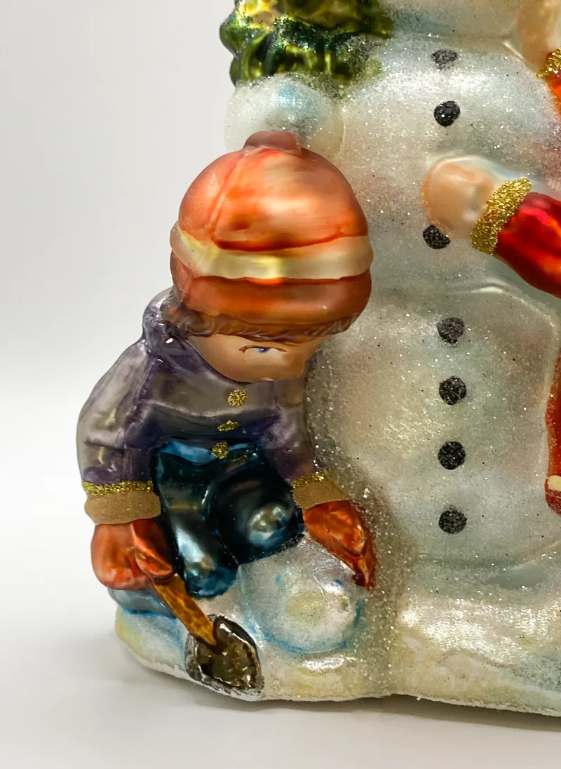 Die Kinder haben viel Spass beim Schneemann bauen, KOMOZJA MOSTOWSKI