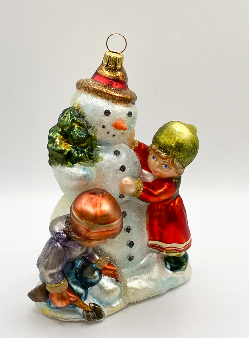Die Kinder haben viel Spass beim Schneemann bauen, KOMOZJA MOSTOWSKI