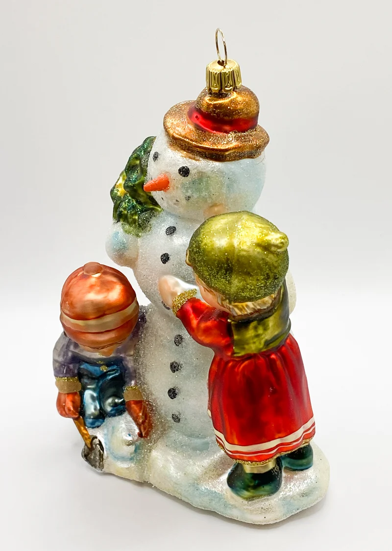 Die Kinder haben viel Spass beim Schneemann bauen, KOMOZJA MOSTOWSKI