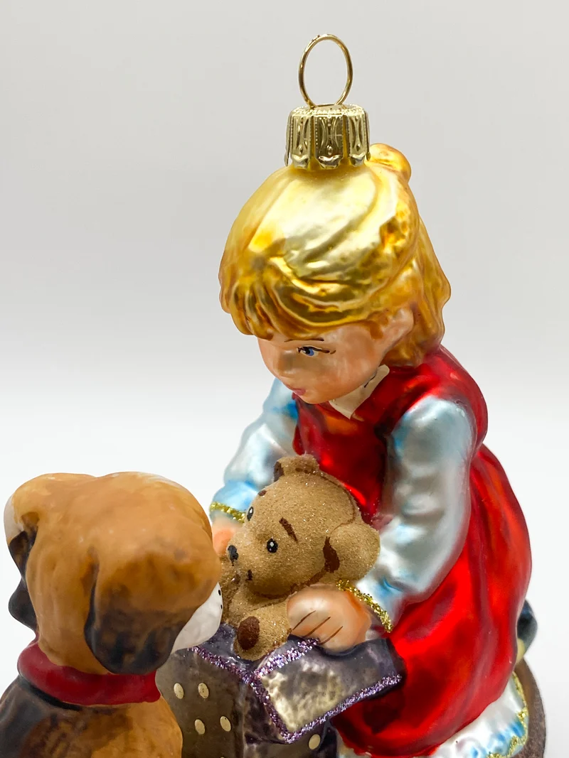Das Mädchen zeigt dem Hündchen ihren Teddybär, KOMOZJA MOSTOWSKI