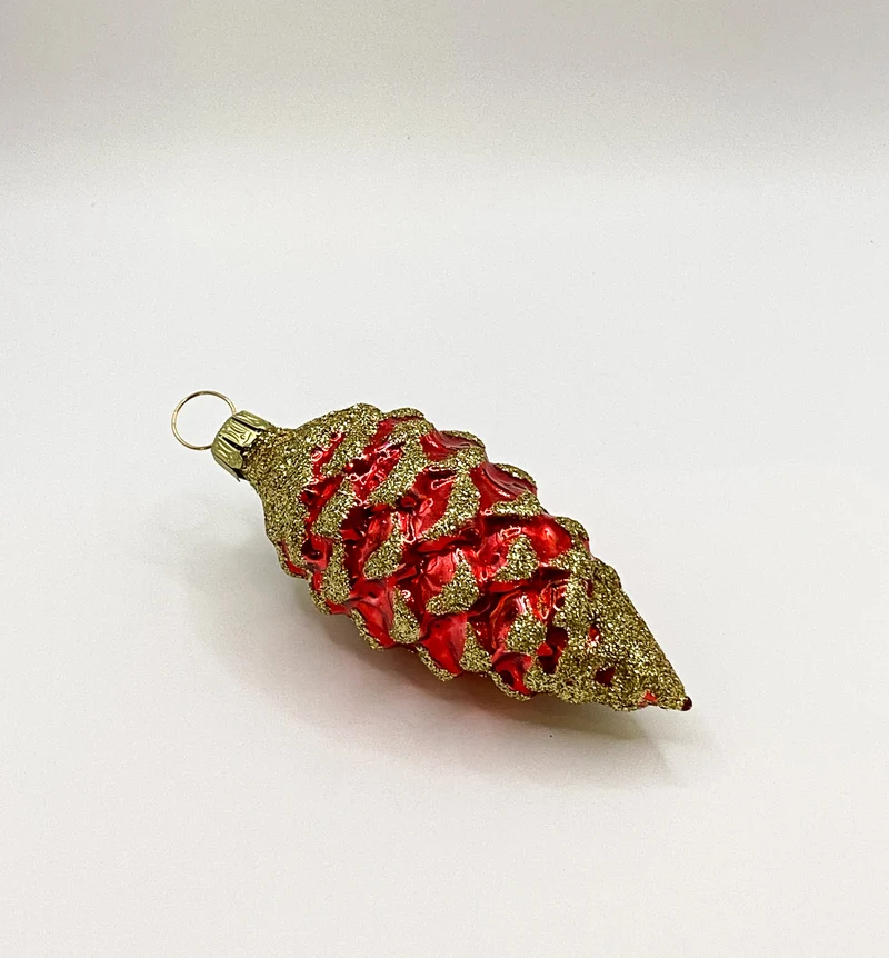 Kleiner roter Zapfen mit goldenem Glitzer