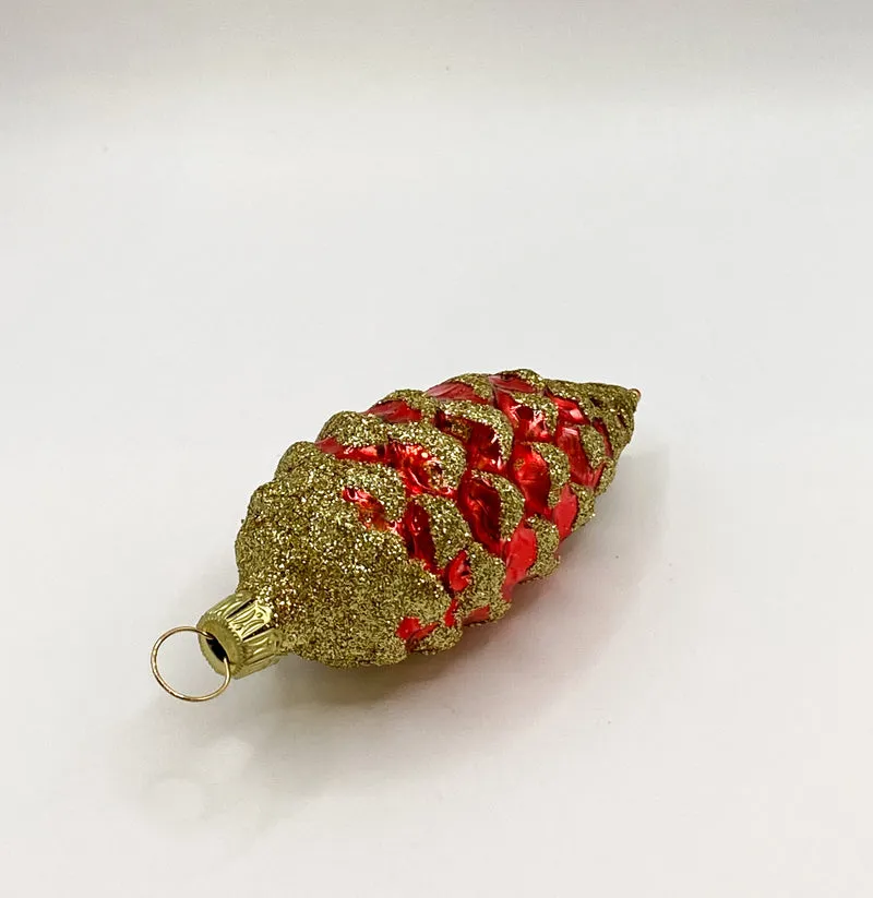Kleiner roter Zapfen mit goldenem Glitzer