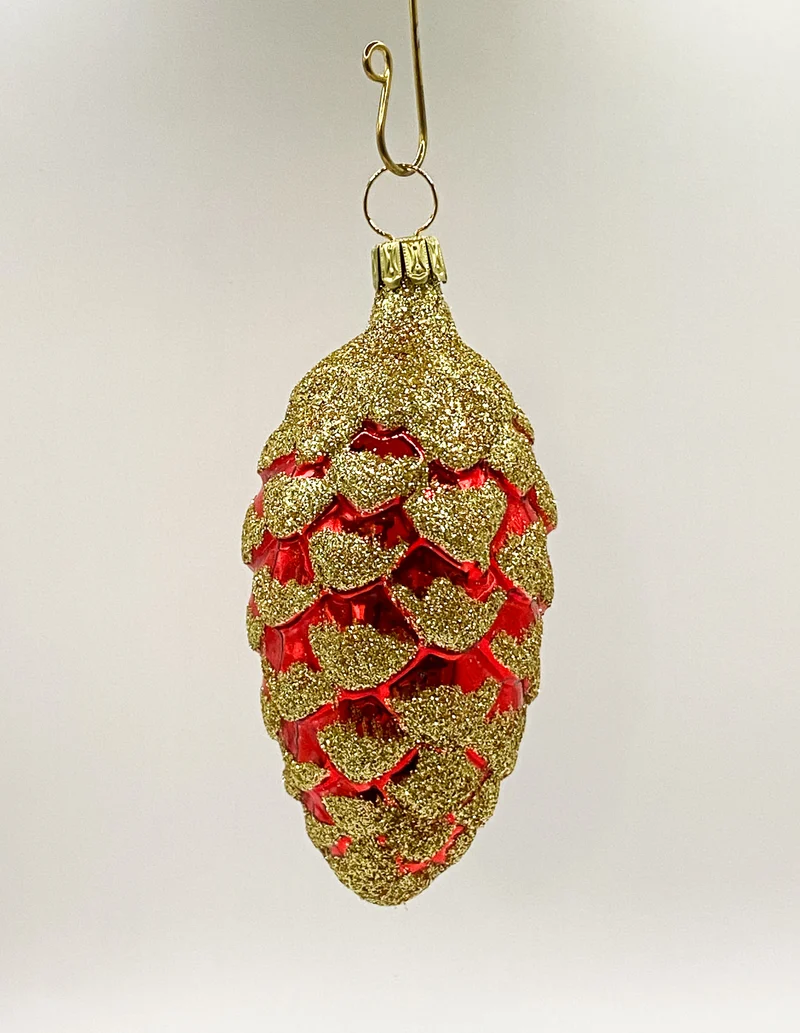 Roter Zapfen mit goldenem Glitzer