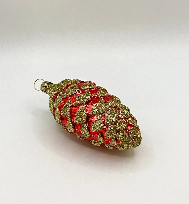Roter Zapfen mit goldenem Glitzer