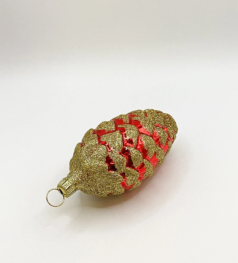 Roter Zapfen mit goldenem Glitzer