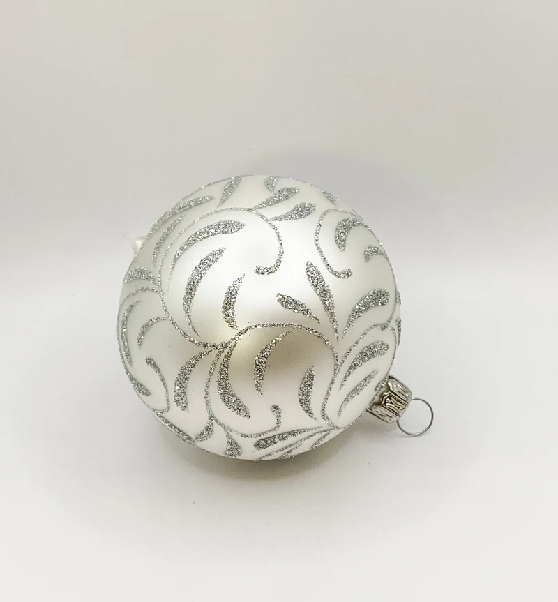 Mittlere Kugel weiss matt mit silbernen Blätterranken