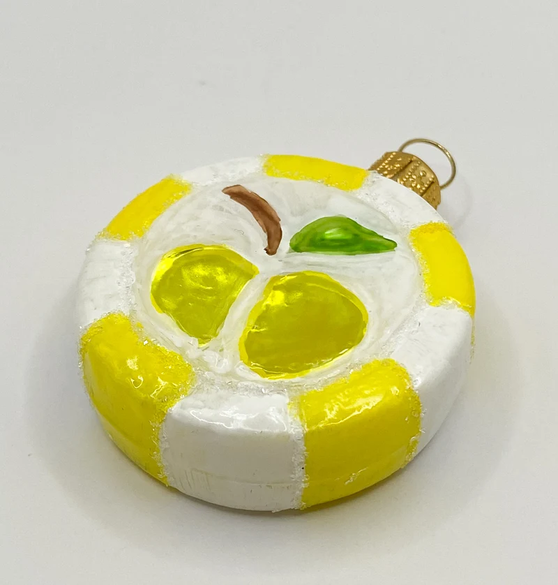 Gelber Bonbon mit Apfel-Motiv