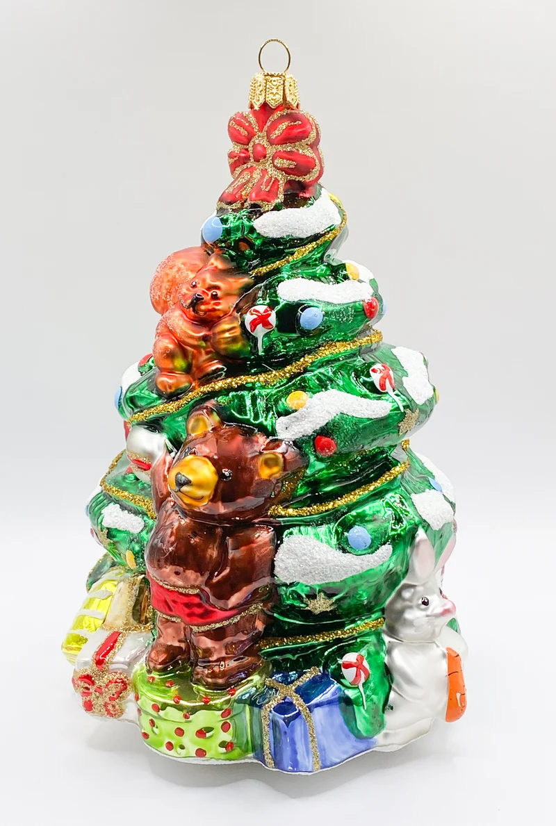 Die Tiere haben grosse Freude am Weihnachtsbaum