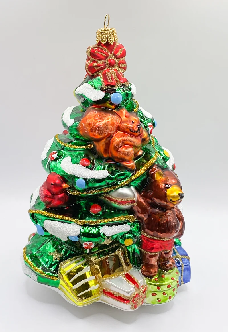 Die Tiere haben grosse Freude am Weihnachtsbaum