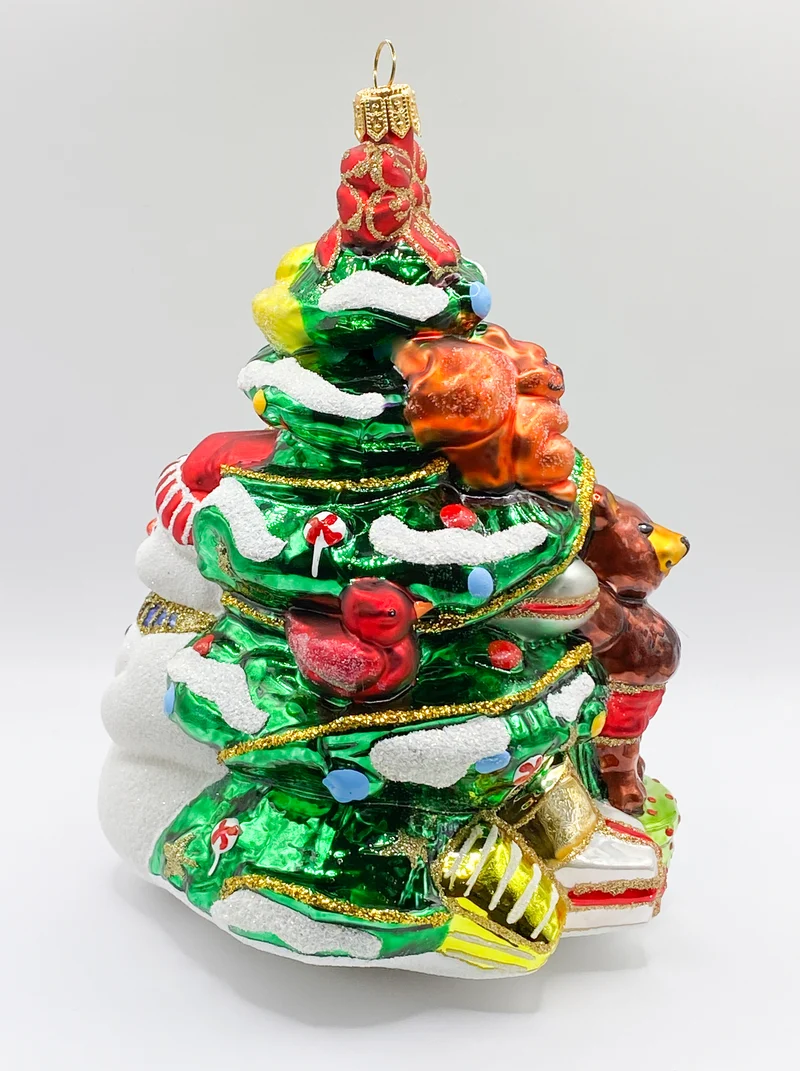 Die Tiere haben grosse Freude am Weihnachtsbaum