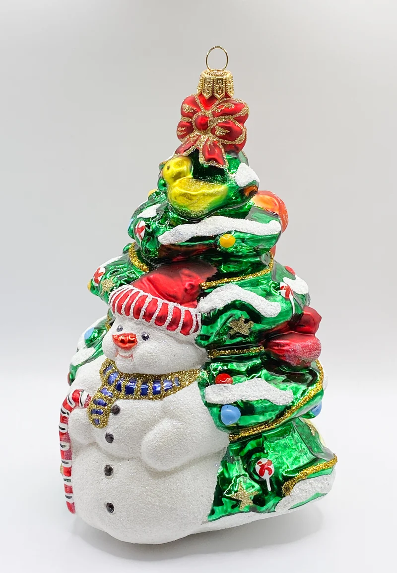 Die Tiere haben grosse Freude am Weihnachtsbaum