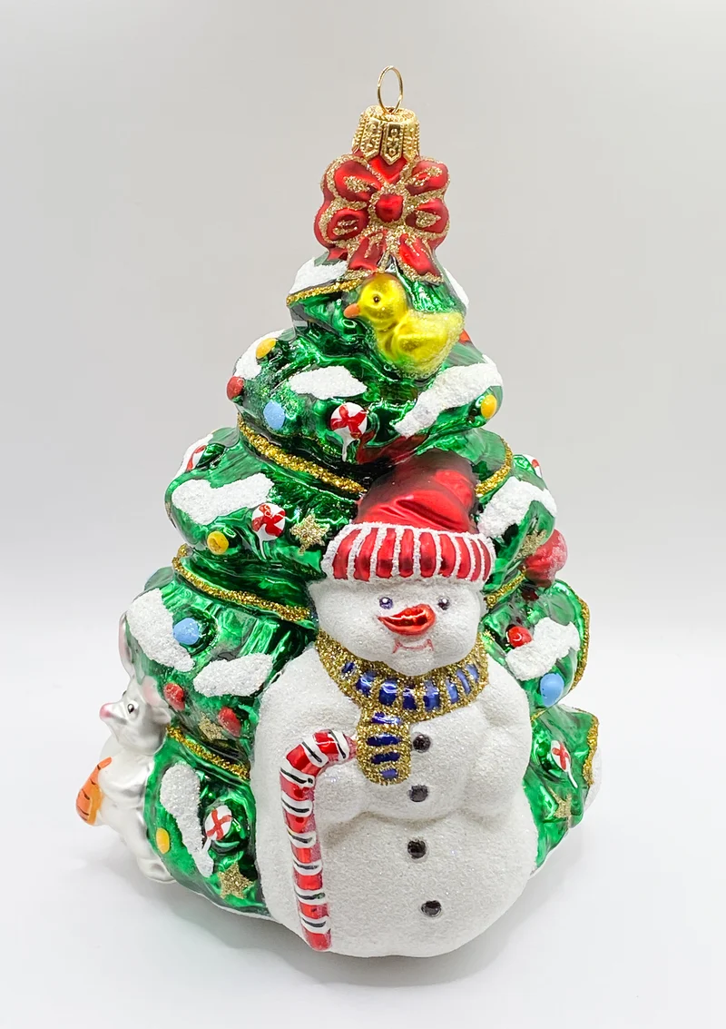 Die Tiere haben grosse Freude am Weihnachtsbaum
