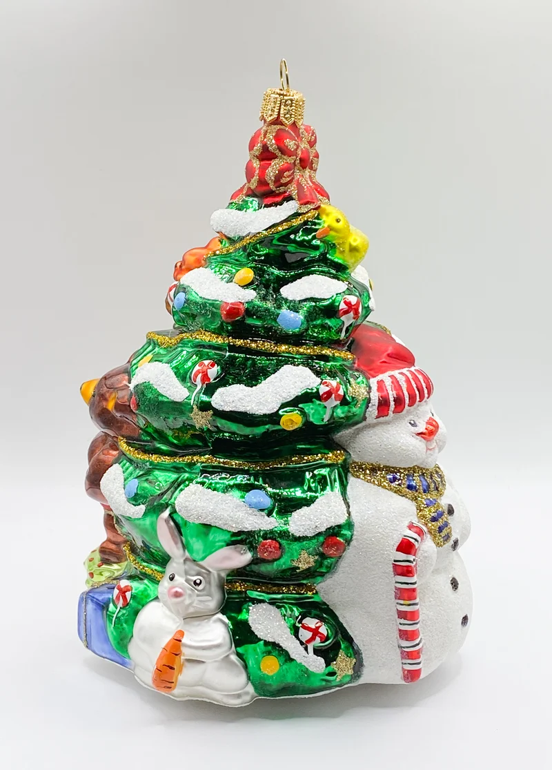 Die Tiere haben grosse Freude am Weihnachtsbaum
