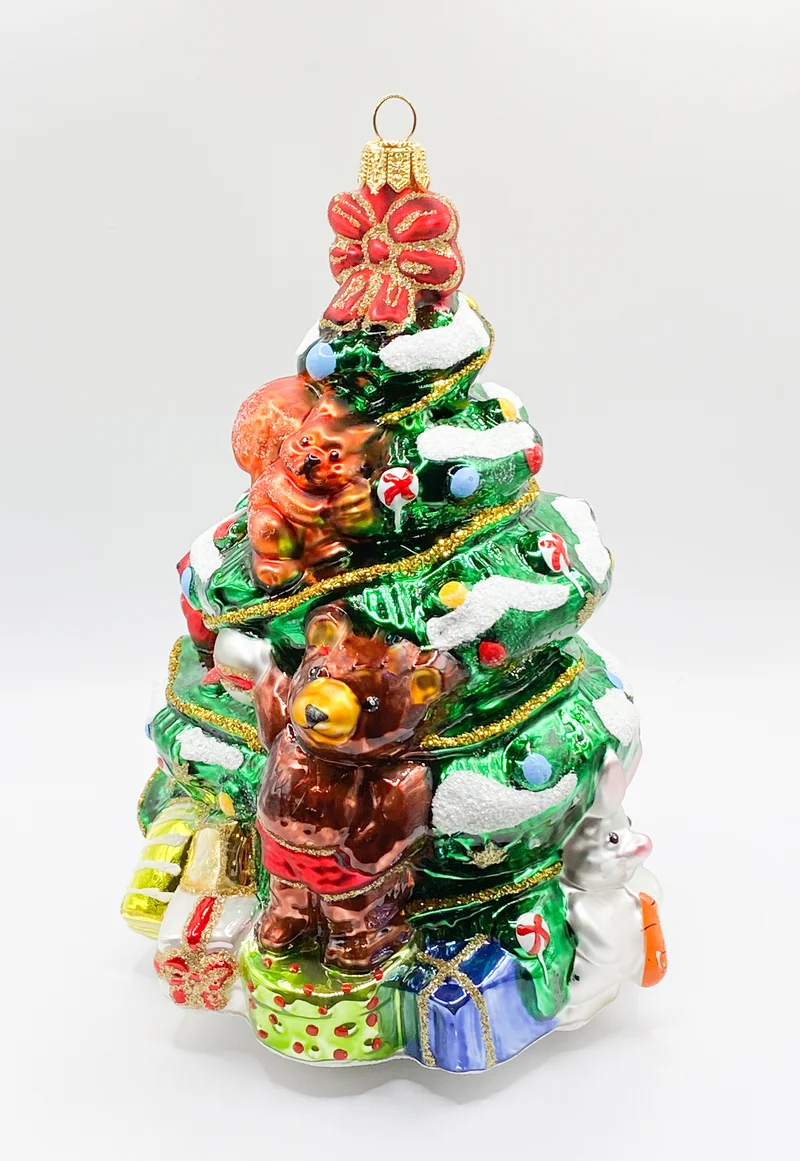 Die Tiere haben grosse Freude am Weihnachtsbaum