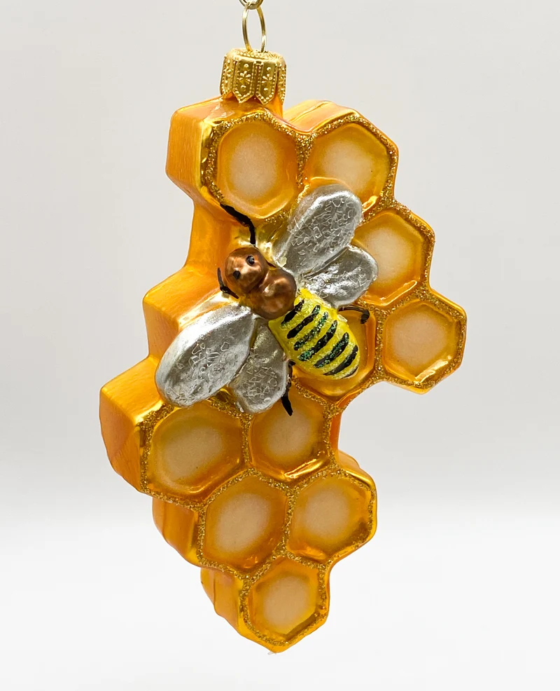 Die Biene krabbelt auf der Bienenwabe