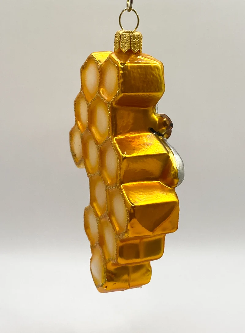 Die Biene krabbelt auf der Bienenwabe