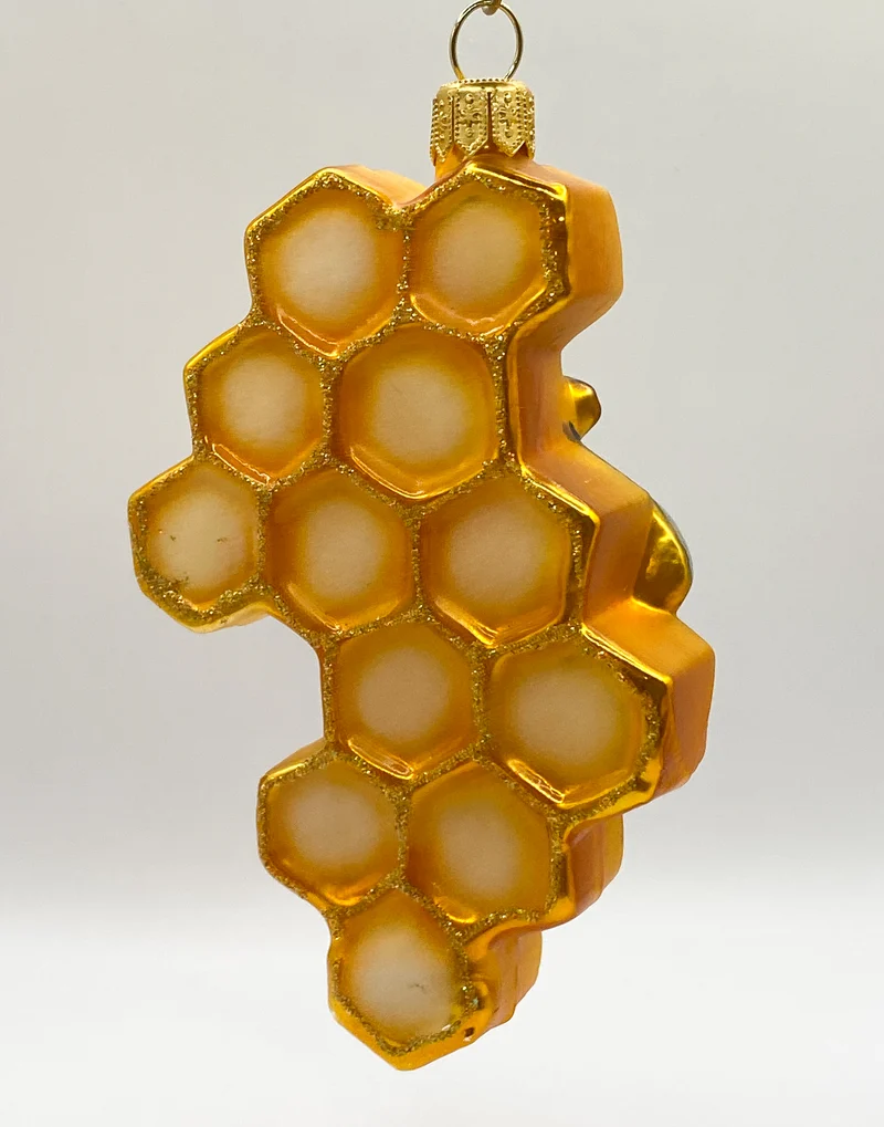 Die Biene krabbelt auf der Bienenwabe