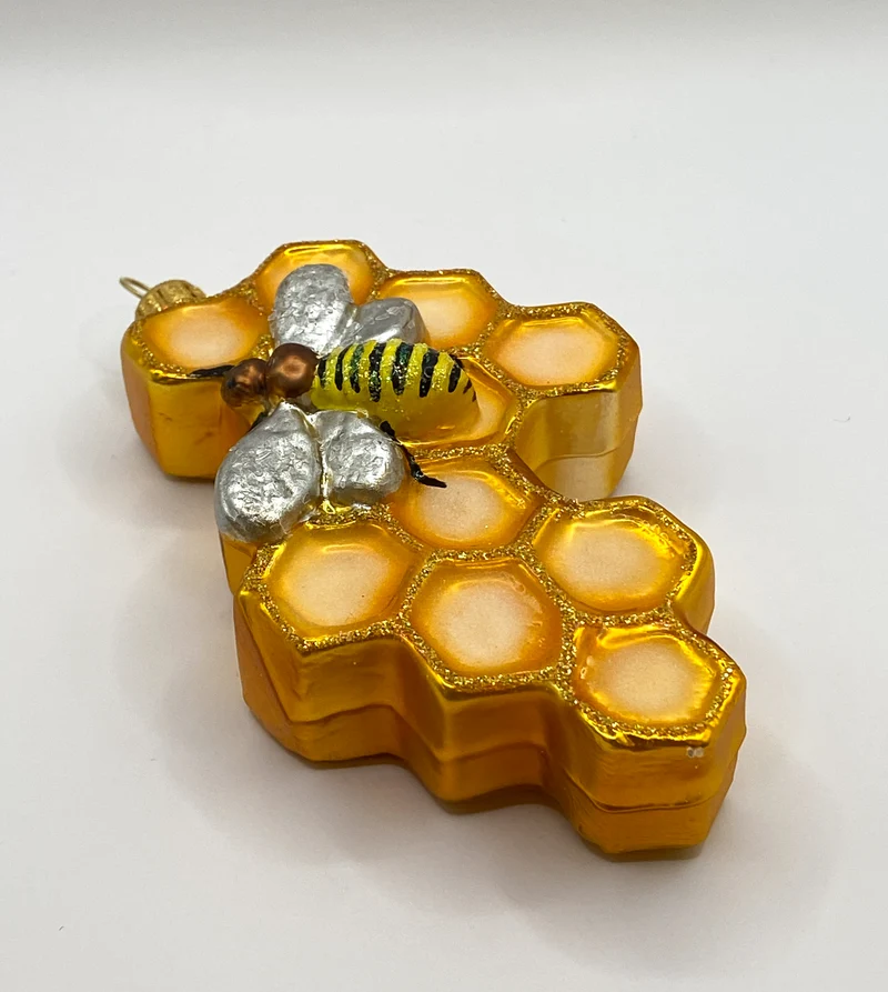 Die Biene krabbelt auf der Bienenwabe