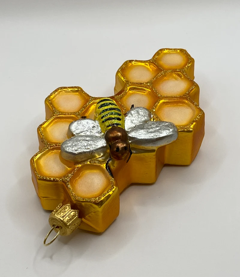 Die Biene krabbelt auf der Bienenwabe