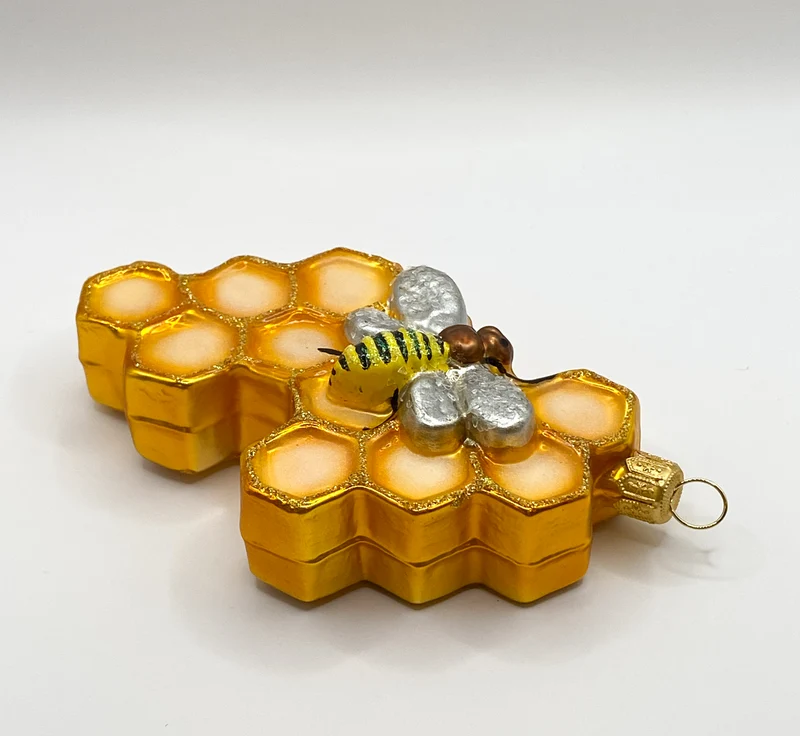 Die Biene krabbelt auf der Bienenwabe