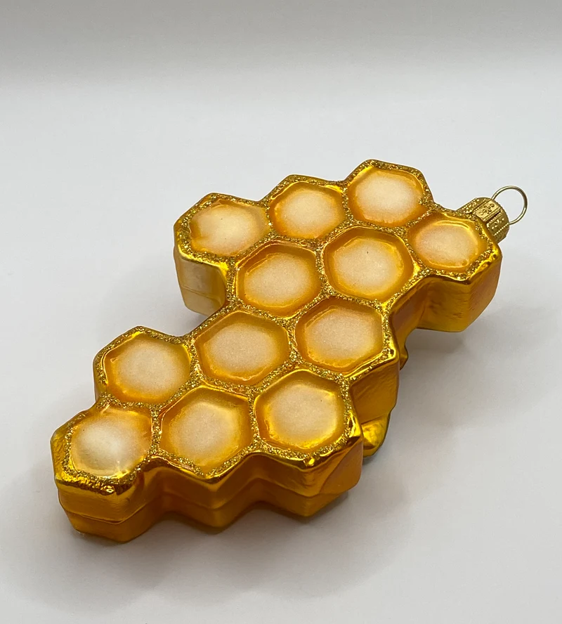 Die Biene krabbelt auf der Bienenwabe
