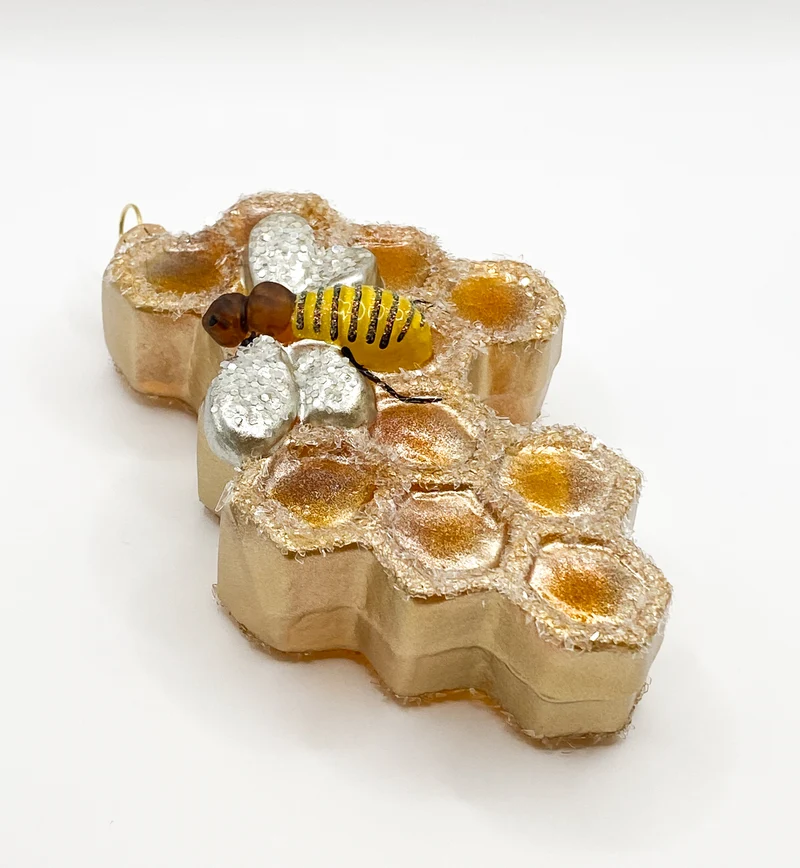 Die Biene krabbelt auf der Bienenwabe, transparent