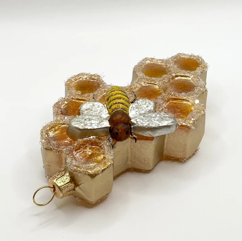 Die Biene krabbelt auf der Bienenwabe, transparent