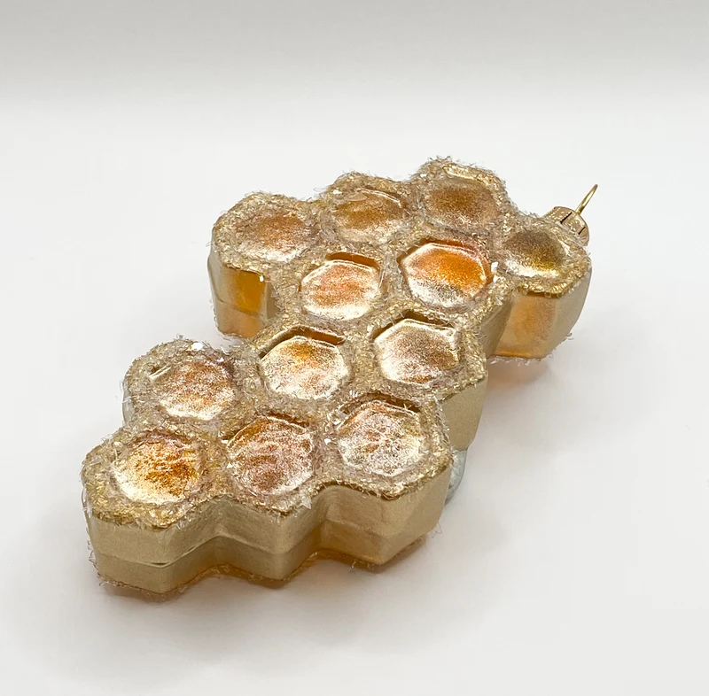 Die Biene krabbelt auf der Bienenwabe, transparent