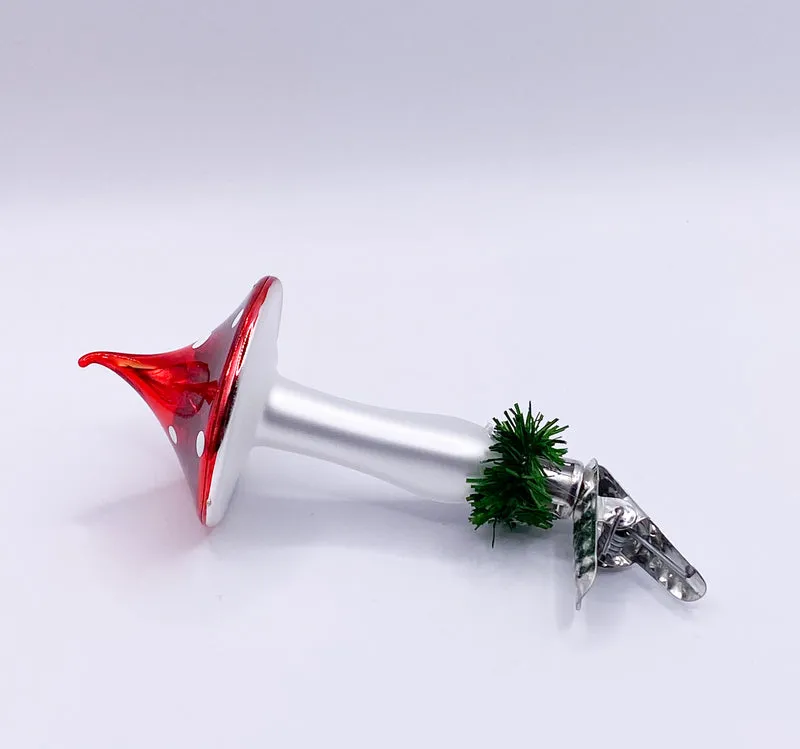 Fliegenpilz mit weissem Stängel auf Clip