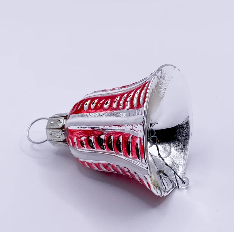 Silbernes Weihnachts-Glöckchen mit roten Streifen