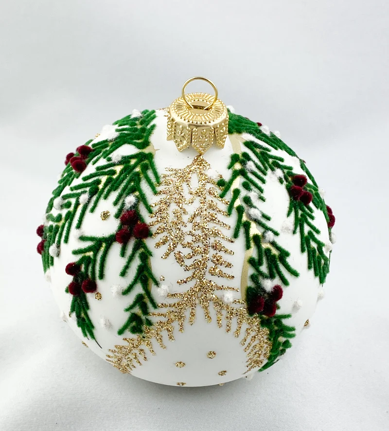 Kugel weiss mit Tannenreisig Ranken